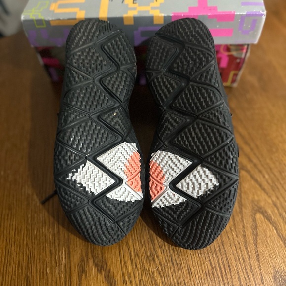 Nike hybrid S2 (GS). Worn for an hour maybe. Excellent condition No wear or tear - Picture 5 of 7